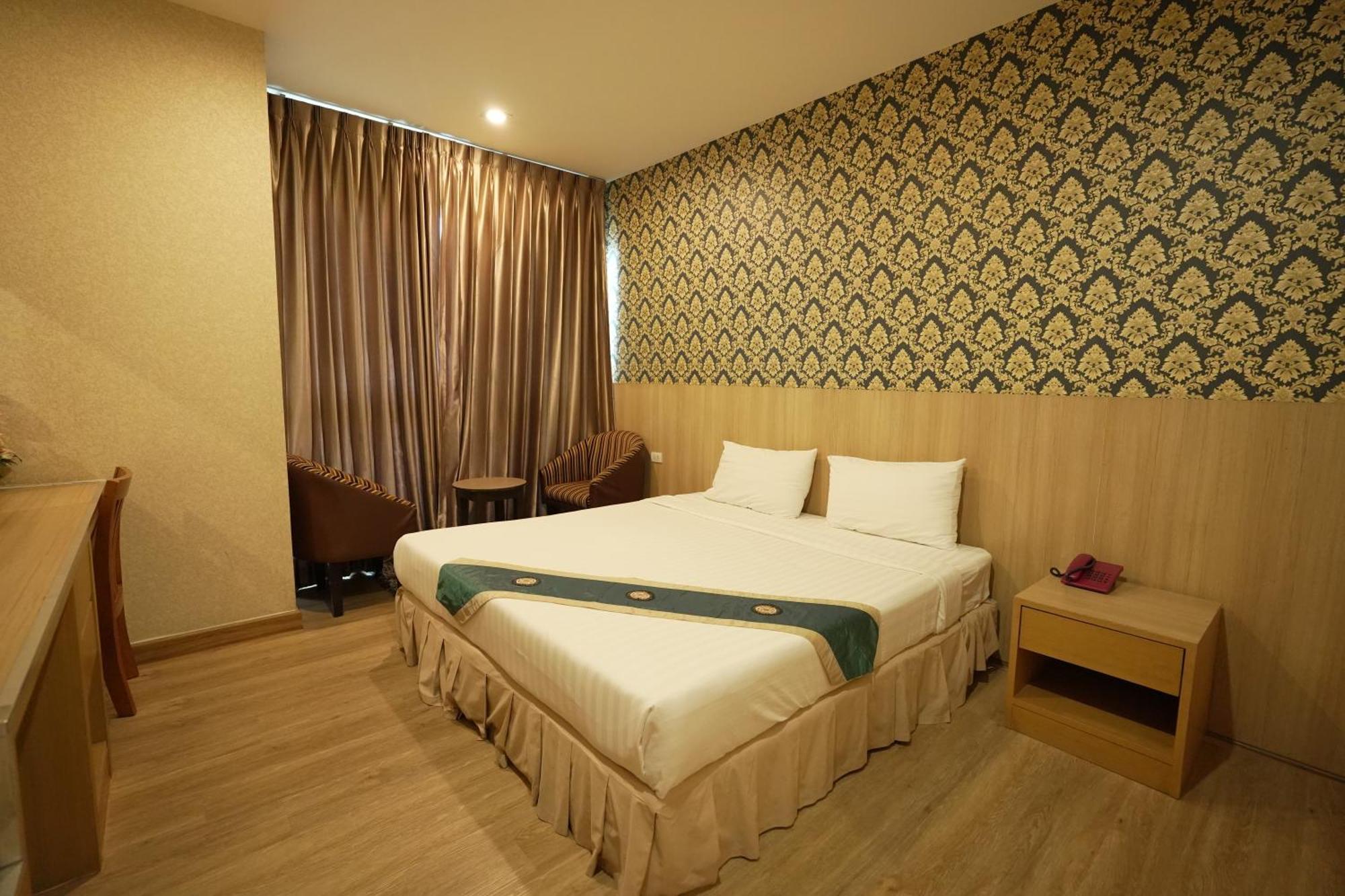 Three Seasons Bangkok Hotel Exterior photo